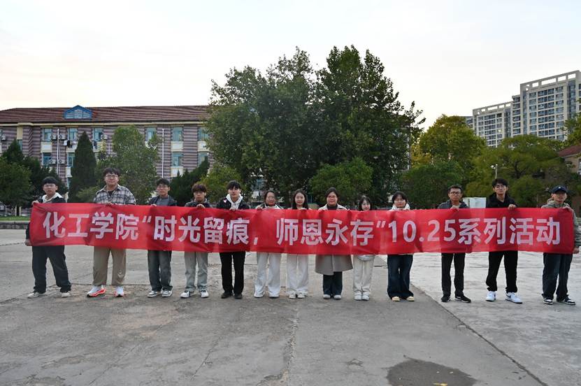 一群人在街道上 AI 生成的内容可能不正确。