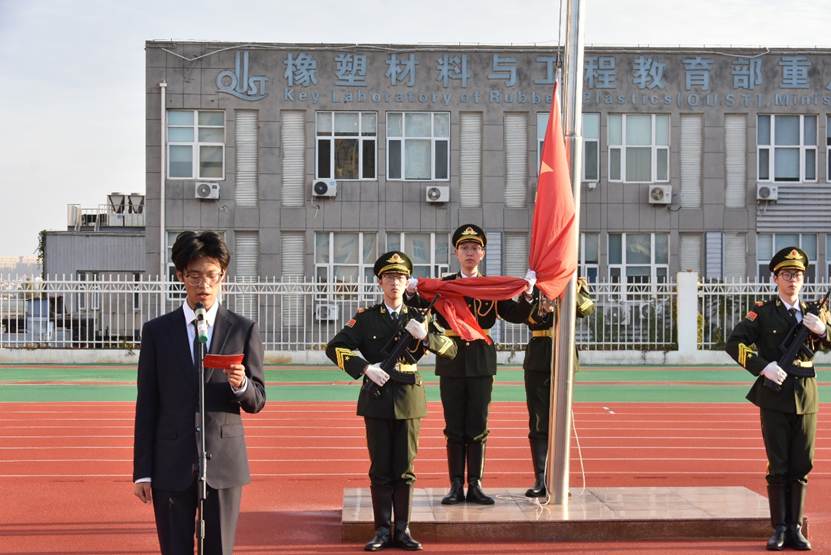 一群人站在建筑前 AI 生成的内容可能不正确。